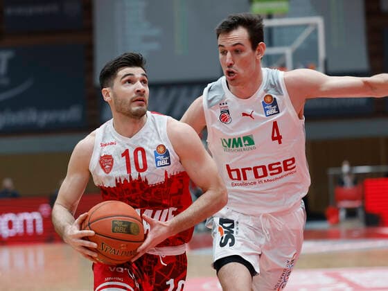 06.02.2022, Basketball, BBL, s.Oliver Wuerzburg - Brose Bamberg, GER, Wuerzburg, tectake Arena Bild: v. li. Luciano Parodi (s.Oliver Wuerzburg) und Omar Prewitt (Brose Bamberg) Copyright: HMBxMedia xHeikoxBecker