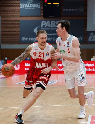 06.02.2022, Basketball, BBL, s.Oliver Wuerzburg - Brose Bamberg, GER, Wuerzburg, tectake Arena Bild: v. li. Aigars Skele (s.Oliver Wuerzburg) und Omar Prewitt (Brose Bamberg) Copyright: HMBxMedia xHeikoxBecker