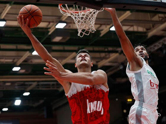 06.02.2022, Basketball, BBL, s.Oliver Wuerzburg - Brose Bamberg, GER, Wuerzburg, tectake Arena Bild: v. li. Filip Stanic (s.Oliver Wuerzburg) und Marvin Omuvwie (Brose Bamberg) Copyright: HMBxMedia xHeikoxBecker