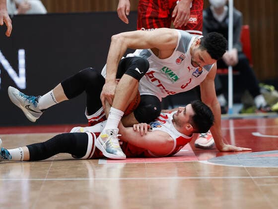 06.02.2022, Basketball, BBL, s.Oliver Wuerzburg - Brose Bamberg, GER, Wuerzburg, tectake Arena Bild: v. li. Dominic Lockhart (Brose Bamberg) und Luciano Parodi (s.Oliver Wuerzburg) Copyright: HMBxMedia xHeikoxBecker