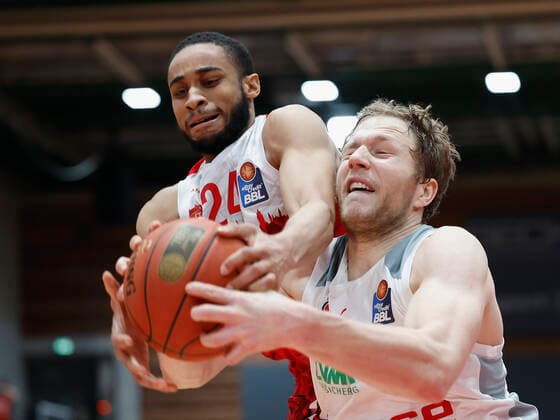 06.02.2022, Basketball, BBL, s.Oliver Wuerzburg - Brose Bamberg, GER, Wuerzburg, tectake Arena Bild: v. li. Cameron Hunt (s.Oliver Wuerzburg) und Christian Sengfelder (Brose Bamberg) Copyright: HMBxMedia xHeikoxBecker