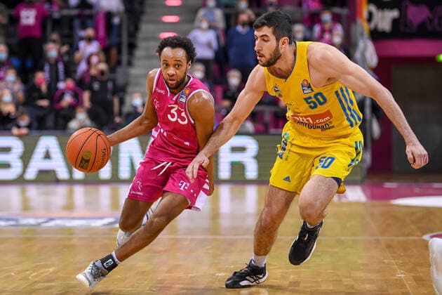 easyCredit BBL, Telekom Baskets Bonn vs. Alba Berlin, 06.02.2022 Parker Jackson-Cartwright (Telekom Baskets Bonn, 33), Yovel Zoosman (Alba Berlin, 50), easyCredit BBL, Telekom Baskets Bonn vs. Alba Berlin am 06.02.2022 im Telekom Dome Bonn, Bonn (Nordrhein-Westfalen) Copyright: xBEAUTIFULxSPORTS Mueller-Laschetx