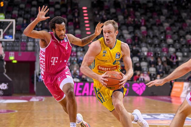 easyCredit BBL, Telekom Baskets Bonn vs. Alba Berlin, 06.02.2022 Luke Sikma (Alba Berlin, 43), Justin Gorham (Telekom Baskets Bonn, 4), easyCredit BBL, Telekom Baskets Bonn vs. Alba Berlin am 06.02.2022 im Telekom Dome Bonn, Bonn (Nordrhein-Westfalen) Copyright: xBEAUTIFULxSPORTS Mueller-Laschetx