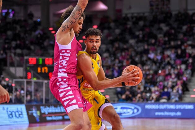 easyCredit BBL, Telekom Baskets Bonn vs. Alba Berlin, 06.02.2022 Oscar da Silva (Alba Berlin, 1), Michael Kessens (Telekom Baskets Bonn, 6), easyCredit BBL, Telekom Baskets Bonn vs. Alba Berlin am 06.02.2022 im Telekom Dome Bonn, Bonn (Nordrhein-Westfalen) Copyright: xBEAUTIFULxSPORTS Mueller-Laschetx