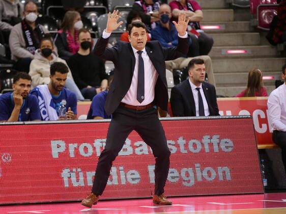Telekom Baskets Bonn vs. Trainer Israel Gonzalez ALBA BERLIN easyCredit BBL 1. Bundesliga , Saison 2021 2022 , Hauptrunde 20. Spieltag