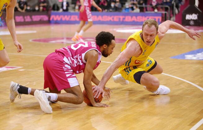 Parker Jackson-Cartwright Telekom Baskets Bonn vs. Luke Sikma ALBA BERLIN , am Boden easyCredit BBL 1. Bundesliga , Saison 2021 2022 , Hauptrunde 20. Spieltag