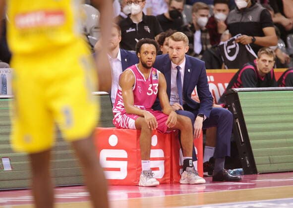 Trainer Tuomas Iisalo, Parker Jackson-Cartwright Telekom Baskets Bonn vs. ALBA BERLIN easyCredit BBL 1. Bundesliga , Saison 2021 2022 , Hauptrunde 20. Spieltag