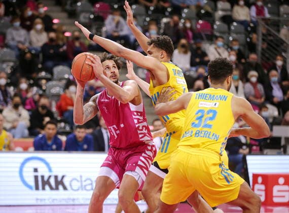 Michael Kessens Telekom Baskets Bonn vs. ALBA BERLIN easyCredit BBL 1. Bundesliga , Saison 2021 2022 , Hauptrunde 20. Spieltag