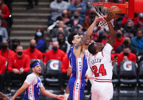 CHICAGO, IL - FEBRUARY 06: Philadelphia 76ers Forward Danny Green (14) blocks Chicago Bulls Forward Javonte Green (24) layup during a NBA, Basketball Herren, USA game between the Philadelphia 76ers and the Chicago Bulls on February 6, 2022 at the United Center in Chicago, IL. (Photo by Melissa Tamez Icon Sportswire) NBA: FEB 06 76ers at Bulls Icon22020605