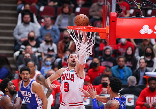 CHICAGO, IL - FEBRUARY 06: Chicago Bulls Center Nikola Vucevic (9) drives to the basket for a layup during a NBA, Basketball Herren, USA game between the Philadelphia 76ers and the Chicago Bulls on February 6, 2022 at the United Center in Chicago, IL. (Photo by Melissa Tamez Icon Sportswire) NBA: FEB 06 76ers at Bulls Icon22020607
