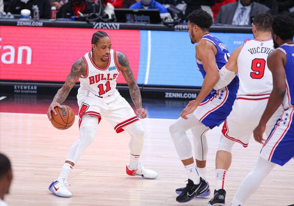 CHICAGO, IL - FEBRUARY 06: Chicago Bulls Forward DeMar DeRozan (11) dribbles the ball in action during a NBA, Basketball Herren, USA game between the Philadelphia 76ers and the Chicago Bulls on February 6, 2022 at the United Center in Chicago, IL. (Photo by Melissa Tamez Icon Sportswire) NBA: FEB 06 76ers at Bulls Icon22020608
