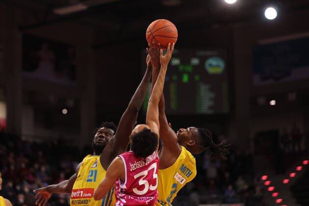 Bonn, Deutschland 06.02.2022, Basketball Bundesliga, 20. Spieltag, BBL, Telekom Baskets Bonn vs Alba Berlin, Christ Koumadje (Alba), Parker Jackson-Cartwright (Bonn), Jaleen Smith (Alba)