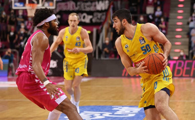 Bonn, Deutschland 06.02.2022, Basketball Bundesliga, 20. Spieltag, BBL, Telekom Baskets Bonn vs Alba Berlin, Javontae Hawkins (Bonn), Yovel Zoosman (Alba)
