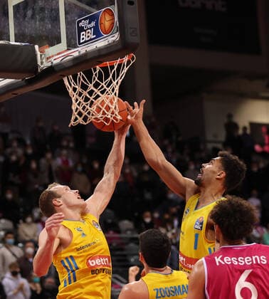 Bonn, Deutschland 06.02.2022, Basketball Bundesliga, 20. Spieltag, BBL, Telekom Baskets Bonn vs Alba Berlin, Luke Sikma (Alba), Oscar da Silva (Alba) in Aktion.