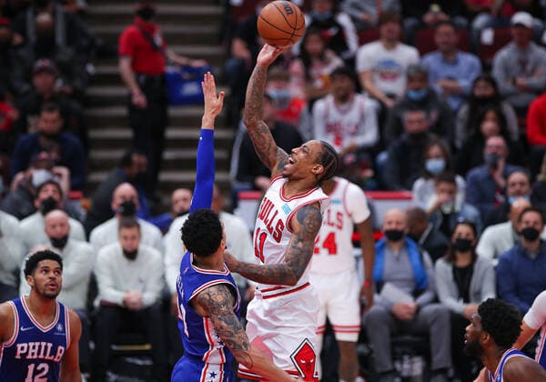 CHICAGO, IL - FEBRUARY 06: Chicago Bulls Forward DeMar DeRozan (11) shoots the ball over Philadelphia 76ers Forward Danny Green (14) during a NBA, Basketball Herren, USA game between the Philadelphia 76ers and the Chicago Bulls on February 6, 2022 at the United Center in Chicago, IL. (Photo by Melissa Tamez Icon Sportswire) NBA: FEB 06 76ers at Bulls Icon22020624