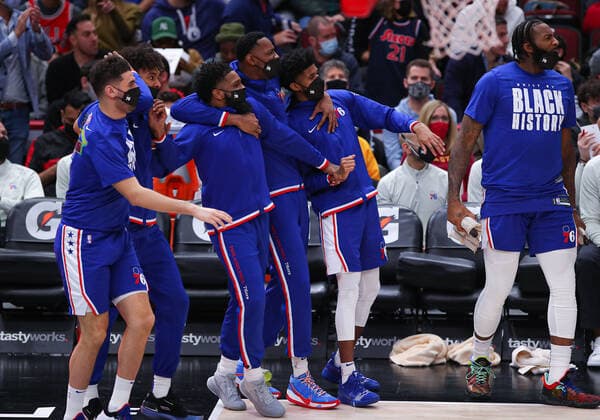 CHICAGO, IL - FEBRUARY 06: The Philadelphia 76ers react to a play during a NBA, Basketball Herren, USA game between the Philadelphia 76ers and the Chicago Bulls on February 6, 2022 at the United Center in Chicago, IL. (Photo by Melissa Tamez Icon Sportswire) NBA: FEB 06 76ers at Bulls Icon22020628