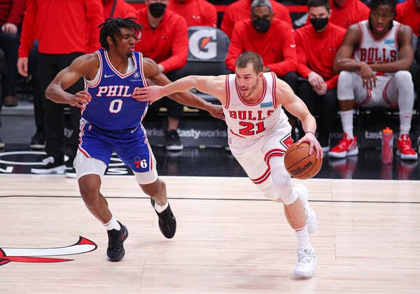 CHICAGO, IL - FEBRUARY 06: Chicago Bulls Guard Matt Thomas (21) dribbles the ball past Philadelphia 76ers Guard Tyrese Maxey (0) during a NBA, Basketball Herren, USA game between the Philadelphia 76ers and the Chicago Bulls on February 6, 2022 at the United Center in Chicago, IL. (Photo by Melissa Tamez Icon Sportswire) NBA: FEB 06 76ers at Bulls Icon22020634