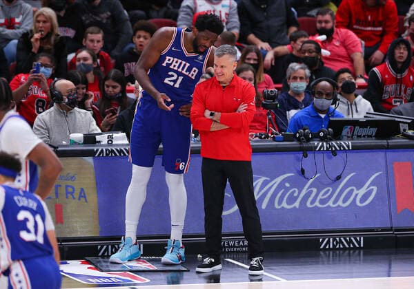 CHICAGO, IL - FEBRUARY 06: Philadelphia 76ers Center Joel Embiid (21) talks with Chicago Bulls head coach Billy Donavon during a NBA, Basketball Herren, USA game between the Philadelphia 76ers and the Chicago Bulls on February 6, 2022 at the United Center in Chicago, IL. (Photo by Melissa Tamez Icon Sportswire) NBA: FEB 06 76ers at Bulls Icon22020638