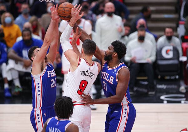 CHICAGO, IL - FEBRUARY 06: Philadelphia 76ers Center Joel Embiid (21) knocks the basketball away from Chicago Bulls Center Nikola Vucevic (9) during a NBA, Basketball Herren, USA game between the Philadelphia 76ers and the Chicago Bulls on February 6, 2022 at the United Center in Chicago, IL. (Photo by Melissa Tamez Icon Sportswire) NBA: FEB 06 76ers at Bulls Icon22020640