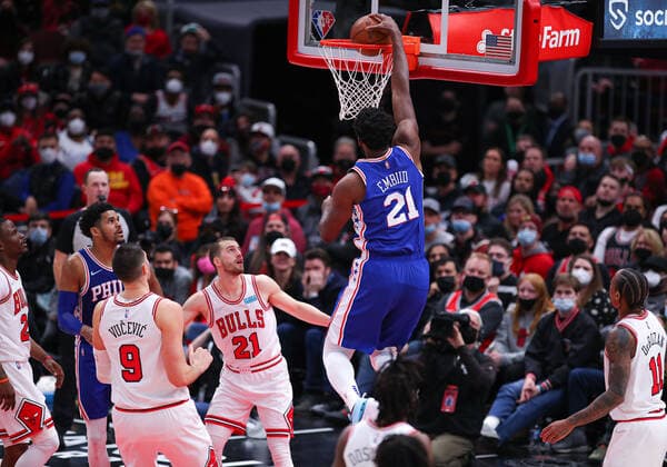 CHICAGO, IL - FEBRUARY 06: Philadelphia 76ers Center Joel Embiid (21) slam dunks the ball in action during a NBA, Basketball Herren, USA game between the Philadelphia 76ers and the Chicago Bulls on February 6, 2022 at the United Center in Chicago, IL. (Photo by Melissa Tamez Icon Sportswire) NBA: FEB 06 76ers at Bulls Icon22020641