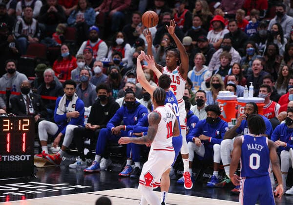 CHICAGO, IL - FEBRUARY 06: Chicago Bulls Guard Ayo Dosunmu (12) shoots a three point basket during a NBA, Basketball Herren, USA game between the Philadelphia 76ers and the Chicago Bulls on February 6, 2022 at the United Center in Chicago, IL. (Photo by Melissa Tamez Icon Sportswire) NBA: FEB 06 76ers at Bulls Icon22020647