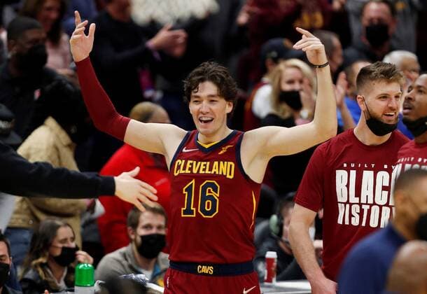 Cleveland Cavaliers forward Cedi Osman of Turkey celebrates during the second half of the NBA, Basketball Herren, USA game between the Cleveland Cavaliers and the Indiana Pacers at Rocket Mortgage Fieldhouse in Cleveland, Ohio, USA, 06 February 2022. Indiana Pacers at Cleveland Cavaliers !ACHTUNG: NUR REDAKTIONELLE NUTZUNG!  Copyright: xDAVIDxMAXWELLx AME4161 20220207-c3ad3d61dae9bd44998103b7df2f9be4ec00d72c