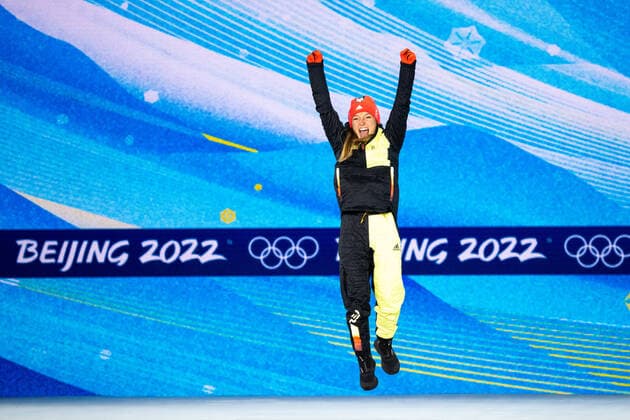 OLYMPICS - Winter Olympic Games, Olympische Spiele, Olympia, OS Beijing 2022 ZHANGJIAKOU,CHINA,06.FEB.22 - OLYMPICS, NORDIC SKIING, Ski jumping, Skispringen, Ski, nordisch - Winter Olympic Games Beijing 2022, normal hill, ladies, award ceremony. Image shows the rejoicing of Katharina Althaus (GER).  GEPAxpictures xMaticxKlansek