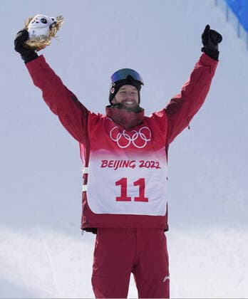 Bilder des Jahres 2022, Sport 02 Februar Sport Themen der Woche KW06 Gold medalist Max Parrot of Canada stands on the podium after the Men s Snowboard Slopestyle Finals during the 2022 Winter Olympics at Genting Snow Park in Zhangjiakou, China on Monday, February 7, 2022. China s Su Yiming won the silver medal and Canada s Mark McMorris won the bronze medal.  OLY20220207604 BOBxSTRONG