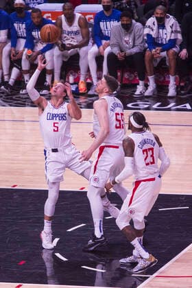 February 6, 2022, Los Angeles, California, USA: Luke Kennard 5, Isaiah Hartenstein 55 and Robert Covington, 23 of the Los Angeles Clippers during their NBA, Basketball Herren, USA game against the Milwaukee Bucks on Sunday February 6, 2022 at Crypto.com Arena in Los Angeles, California. Clippers lose to Bucks, 113-137. ARIANA RUIZ PI Los Angeles USA - ZUMAp124 20220206_zaa_p124_058 Copyright: xArianaxRuizx