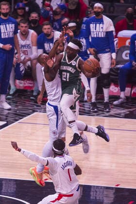 February 6, 2022, Los Angeles, California, USA: Jrue Holiday 21 of the Milwaukee Bucks passes the ball during their NBA, Basketball Herren, USA game against the Los Angeles Clippers on Sunday February 6, 2022 at Crypto.com Arena in Los Angeles, California. Clippers lose to Bucks, 113-137. ARIANA RUIZ PI Los Angeles USA - ZUMAp124 20220206_zaa_p124_059 Copyright: xArianaxRuizx