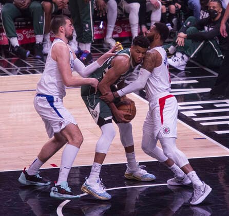 February 6, 2022, Los Angeles, California, USA: Giannis Antetokounmpo 34 of the Milwaukee Bucks gets caught between Ivica Zubac 40 and Marcus Morris 8 of the Los Angeles Clippers during their NBA, Basketball Herren, USA game on Sunday February 6, 2022 at Crypto.com Arena in Los Angeles, California. Clippers lose to Bucks, 113-137. ARIANA RUIZ PI Los Angeles USA - ZUMAp124 20220206_zaa_p124_064 Copyright: xArianaxRuizx