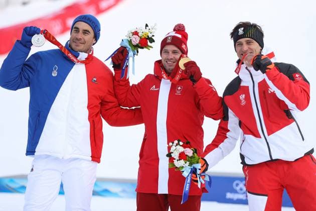 Bilder des Jahres 2022, Sport 02 Februar Sport Themen der Woche KW06 Sport Bilder des Tages OLYMPICS - Winter Olympic Games, Olympische Spiele, Olympia, OS Beijing 2022 YANQING,CHINA,07.FEB.22 - OLYMPICS, ALPINE SKIING - Winter Olympic Games Beijing 2022, downhill, men, award ceremony. Image shows the rejoicing of Johan Clarey (FRA), Beat Feuz (SUI) and Matthias Mayer (AUT). keywords: medal.  GEPAxpictures xHaraldxSteiner