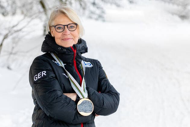 13.01.2022, GER, Fotoshooting mit Georg Hackl und Gunda Niemann-Stirnemann, 30 Jahre nach den Olympischen Spielen in Albertville als sie nationale Sportgeschichte schrieben. Als Erste gewannen sie in der ersten deutschen Olympia-Mannschaft nach der Wiedervereinigung Gold. Gunda Niemann-Stirnemann Oberhof Rennsteig Thueringer Wald Grenzadler Thueringen Germany *** 13 01 2022, GER, photo shooting with Georg Hackl and Gunda Niemann Stirnemann, 30 years after the Olympic Games in Albertville when they made national sports history First to win gold in the first German Olympic team after reunification Gunda Niemann Stirnemann Oberhof Rennsteig Thueringer Wald Grenzadler Thueringen Germany