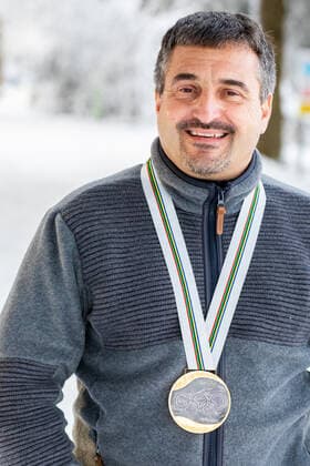 13.01.2022, GER, Fotoshooting mit Georg Hackl und Gunda Niemann-Stirnemann, 30 Jahre nach den Olympischen Spielen in Albertville als sie nationale Sportgeschichte schrieben. Als Erste gewannen sie in der ersten deutschen Olympia-Mannschaft nach der Wiedervereinigung Gold. Georg Hackl mit der Olympischen Goldmedaille aus Albertville,1992 Oberhof Rennsteig Thueringer Wald Grenzadler Thueringen Germany *** 13 01 2022, GER, photo shooting with Georg Hackl and Gunda Niemann Stirnemann, 30 years after the Olympic Games in Albertville when they wrote national sports history As the first to win gold in the first German Olympic team after reunification Georg Hackl with the Olympic gold medal from Albertville,1992 Oberhof Rennsteig Thueringer Wald Grenzadler Thueringen Germany