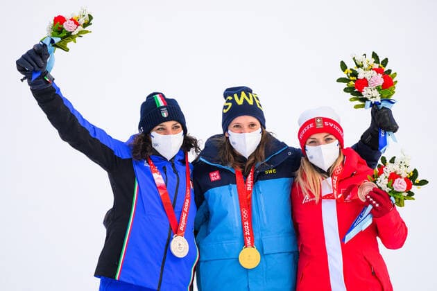 220207 Federica Brignone of Italy, Sara Hector of Sweden and Lara Gut-Behrami of Switzerland celebrates during the medal ceremony after women?s alpine skiing giant slalom during day 3 of the 2022 Winter Olympics on February 7, 2022 in Yanqing. Photo: Maxim Thore BILDBYRAN kod MT MT0307 alpint alpine Olympic Games, Olympische Spiele, Olympia, OS olympics winter olympics os ol olympiska spel vinter-os olympiske leker peking peking 2022 beijing 2022 beijing 2022 olympic games beijing 2022 winter olympic games peking-os beijing-ol vinter-ol 3 bbeng storslalom dag 3 dam celebrates jubel Copyright: MAXIMxTHORE BB220207MT156