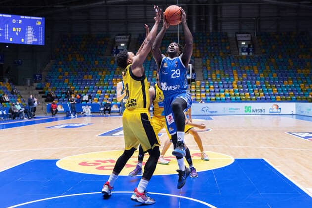 Fraport Skyliners - MHP Riesen Ludwigsburg, easyCredit-BBL James Woodard (Ludwigsburg, 8) verteidigt gegen den anstürmenden Will Cherry (Fraport Skyliners, 29). Basketball-Spiel des easyCredit BBL zwischen den Fraport Skyliners und den MHP Riesen Ludwigsburg am 6. Februar 2022 in der Ballsporthalle in Frankfurt am Main., Frankfurt am Main Hessen Deutschland Ballsporthalle