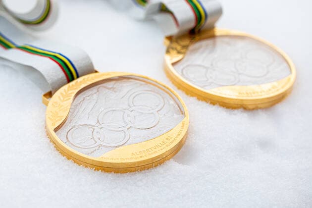 13.01.2022, GER, Fotoshooting mit Georg Hackl und Gunda Niemann-Stirnemann, 30 Jahre nach den Olympischen Spielen in Albertville als sie nationale Sportgeschichte schrieben. Als Erste gewannen sie in der ersten deutschen Olympia-Mannschaft nach der Wiedervereinigung Gold. Gunda Niemann-Stirnemann Olympische Goldmedaille aus Albertville,1992 Oberhof Rennsteig Thueringer Wald Grenzadler Thueringen Germany *** 13 01 2022, GER, photo shooting with Georg Hackl and Gunda Niemann Stirnemann, 30 years after the Olympic Games in Albertville when they made national sports history First to win gold in the first German Olympic team after reunification Gunda Niemann Stirnemann Olympic gold medal from Albertville,1992 Oberhof Rennsteig Thueringer Wald Grenzadler Thueringen Germany