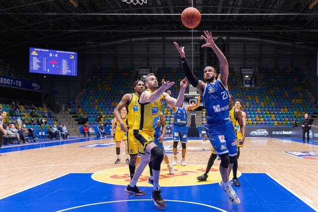Fraport Skyliners - MHP Riesen Ludwigsburg, easyCredit-BBL Rebound von Rasheed Moore (Fraport Skyliners, 20) gegen Jonas Wohlfarth-Bottermann (Ludwigsburg, 18). Basketball-Spiel des easyCredit BBL zwischen den Fraport Skyliners und den MHP Riesen Ludwigsburg am 6. Februar 2022 in der Ballsporthalle in Frankfurt am Main., Frankfurt am Main Hessen Deutschland Ballsporthalle