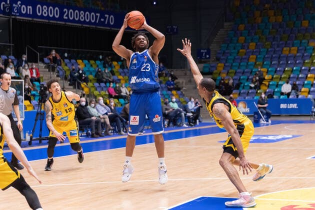 Fraport Skyliners - MHP Riesen Ludwigsburg, easyCredit-BBL Tremmell Darden (Ludwigsburg, 21) verteidigt gegen Quantez Robertson (Fraport Skyliners, 23). Basketball-Spiel des easyCredit BBL zwischen den Fraport Skyliners und den MHP Riesen Ludwigsburg am 6. Februar 2022 in der Ballsporthalle in Frankfurt am Main., Frankfurt am Main Hessen Deutschland Ballsporthalle