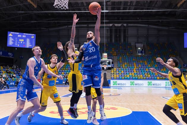 Fraport Skyliners - MHP Riesen Ludwigsburg, easyCredit-BBL Korbleger von Rasheed Moore (Fraport Skyliners, 20) gegen Jonah Radebaugh (Ludwigsburg, 12), links Matt Haarms (Fraport Skyliners, 3) und Ethan Happ (Ludwigsburg, 24), rechts James Woodard (Ludwigsburg, 8). Basketball-Spiel des easyCredit BBL zwischen den Fraport Skyliners und den MHP Riesen Ludwigsburg am 6. Februar 2022 in der Ballsporthalle in Frankfurt am Main., Frankfurt am Main Hessen Deutschland Ballsporthalle