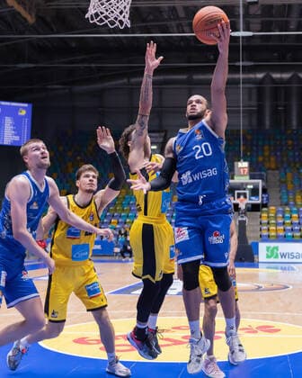 Fraport Skyliners - MHP Riesen Ludwigsburg, easyCredit-BBL Korbleger von Rasheed Moore (Fraport Skyliners, 20) gegen Jonah Radebaugh (Ludwigsburg, 12), links Matt Haarms (Fraport Skyliners, 3) und Ethan Happ (Ludwigsburg, 24). Basketball-Spiel des easyCredit BBL zwischen den Fraport Skyliners und den MHP Riesen Ludwigsburg am 6. Februar 2022 in der Ballsporthalle in Frankfurt am Main., Frankfurt am Main Hessen Deutschland Ballsporthalle