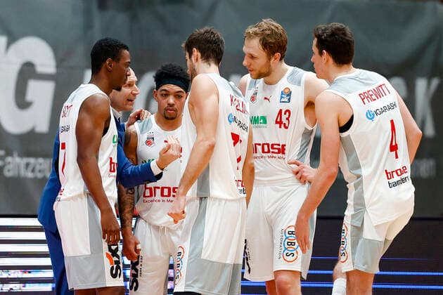 2.v.Links Headcoach Oren Amiel (Brose Bamberg) Vlnr Shannon Scott (Brose Bamberg, 07) Justin Robinson (Brose Bamberg, 12) Shannon Scott (Brose Bamberg, 07) Christian Sengfelder (Brose Bamberg, 43) Omar Prewitt (Brose Bamberg, 04) s.oliver Würzburg Wuerzburg - Brose Bamberg - easyCredit-BBL - Basketball Bundesliga Saison 2021 22 Spieltag 20, 06.02.2022 Würzburg, tectake ARENA Copyright: DanielxLöb