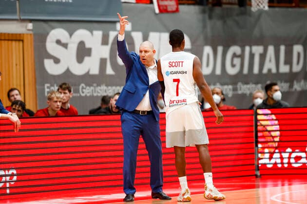 Links Headcoach Oren Amiel (Brose Bamberg) Rechts Shannon Scott (Brose Bamberg, 07) s.oliver Würzburg Wuerzburg - Brose Bamberg - easyCredit-BBL - Basketball Bundesliga Saison 2021 22 Spieltag 20, 06.02.2022 Würzburg, tectake ARENA Copyright: DanielxLöb
