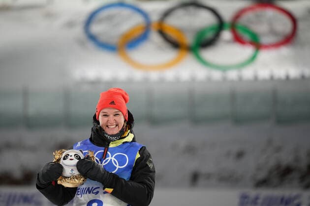 Bilder des Jahres 2022, Sport 02 Februar Sport Themen der Woche KW06 Sport Bilder des Tages China Olympics 2022 Biathlon Women 8106970 07.02.2022 Gold medalist Germany s Denise Herrmann celebrates on the podium during the flower ceremony for the biathlon women s 15 km individual competition during the Beijing 2022 Winter Olympic Games, Olympische Spiele, Olympia, OS at National Biathlon Centre in Zhangjiakou, China. Ramil Sitdikov Sputnik Zhangjiakou China  Copyright: xRamilxSitdikovx