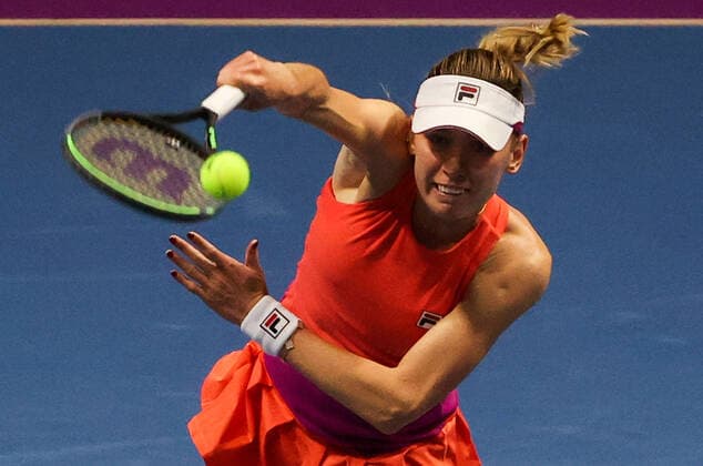 ST PETERSBURG, RUSSIA - FEBRUARY 7, 2022: Russia s Yekaterina Alexandrova in her Round of 32 tennis singles match against Italy s Camila Giorgi as part of the 2022 WTA, Tennis Damen St Petersburg Ladies Trophy at Sibur Arena. Alexander Demianchuk TASS  TS121C34
