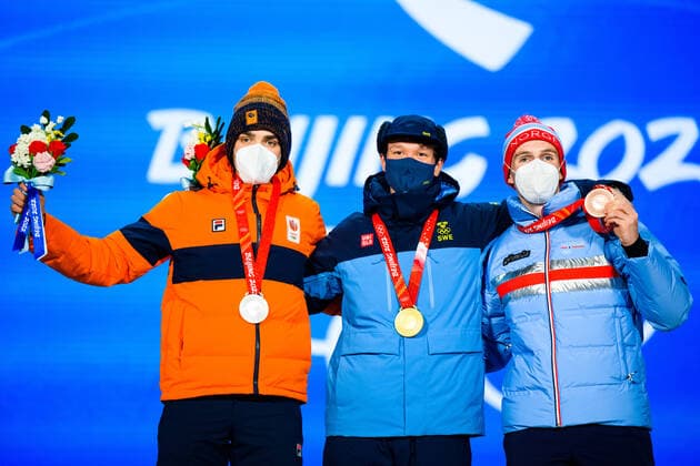 220207 Patrick Roest of Netherlands, Nils van der Poel of Sweden and Hallgeir Engebraten of Norway celebrating at the medal ceremony for men s 5000 meter Speed skating, Eisschnelllauf during day 3 of the 2022 Winter Olympics on February 7, 2022 in Beijing. Photo: Mathias Bergeld BILDBYRAN kod MB MB0311 Olympic Games, Olympische Spiele, Olympia, OS olympics winter olympics os ol olympiska spel vinter-os olympiske leker peking peking 2022 beijing 2022 beijing 2022 olympic games beijing 2022 winter olympic games peking-os beijing-ol vinter-ol 3 bbeng medaljceremoni medaljeseremoni medal ceremony celebration jubel norge norway sverige sweden guld brons Copyright: MATHIASxBERGELD BB220207MB082