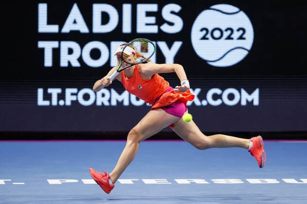 Sport Themen der Woche KW06 Sport Bilder des Tages St. Petersburg Ladies Trophy 2022 - Day One Ekaterina Alexandrova of Russia returns the ball to Camila Giorgi of Italy during the women s singles Round of 32 match of the WTA, Tennis Damen 500 St. Petersburg Ladies Trophy 2022 International Tennis Tournament on February 7, 2022 at the Sibur Arena in Saint Petersburg, Russia. Saint Petersburg Russia  Copyright: xMikexKireevx originalFilename:kireev-stpeters220207_nppDe.jpg