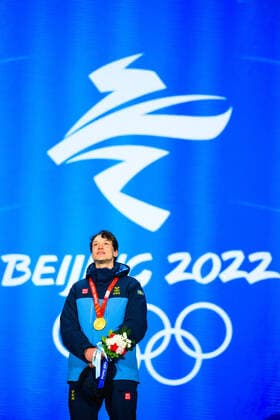 220207 Nils van der Poel of Sweden celebrating with gold medal at the medal ceremony for men s 5000 meter Speed skating, Eisschnelllauf during day 3 of the 2022 Winter Olympics on February 7, 2022 in Beijing. Photo: Mathias Bergeld BILDBYRAN kod MB MB0311 Olympic Games, Olympische Spiele, Olympia, OS olympics winter olympics os ol olympiska spel vinter-os olympiske leker peking peking 2022 beijing 2022 beijing 2022 olympic games beijing 2022 winter olympic games peking-os beijing-ol vinter-ol 3 bbeng medaljceremoni medaljeseremoni medal ceremony celebration jubel sverige sweden guld Copyright: MATHIASxBERGELD BB220207MB084