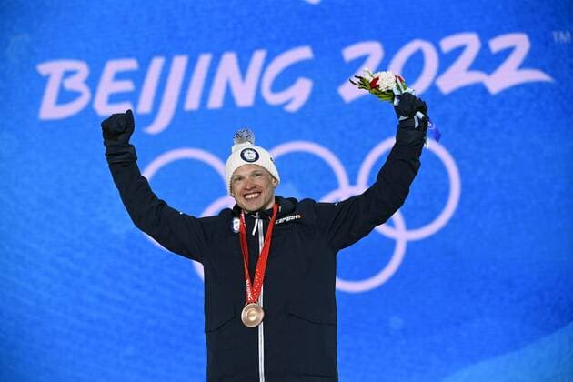 Iivo Niskanen of Finland celebrates on the podium with his bronze medal in the victory ceremony of the men s cross-country skiing 15km +15km skiathlon at the Beijing Winter Olympic Games, Olympische Spiele, Olympia, OS in Zhangjiakou on February 7, 2022. Zhangjiakou China LKFTJK20220207135509EADE  Copyright: xMarkkuxUlanderx