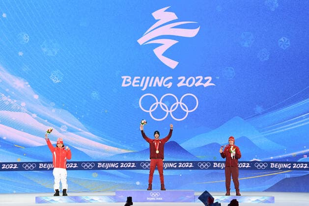 (220207) -- ZHANGJIAKOU, Feb. 7, 2022 -- Silver medalist China s Su Yiming, gold medalist Canada s Max Parrot and bronze medalist Canada s Mark McMorris (from L to R) pose for a photo during the awarding ceremony of men s snowboard slopestyle at the Zhangjiakou Medals Plaza of the Winter Olympics in Zhangjiakou, north China s Hebei Province, Feb. 7, 2022. ) (BEIJING2022)CHINA-ZHANGJIAKOU-OLYMPIC Winter games, Winterspiele,Spiele, Summer games SNOWBOARD-SLOPESTYLE-AWARDING CEREMONY (CN) HuxHuhu 